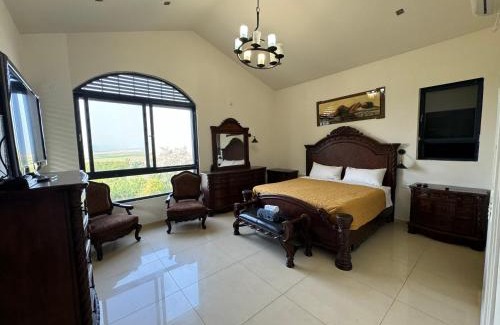 Megido Villa | Relaxing Vila Manor: Family-Friendly with Pool & Kitchen