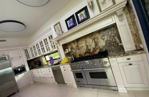 Megido Villa | Relaxing Vila Manor: Family-Friendly with Pool & Kitchen