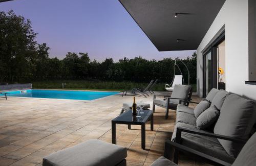 Divsici Villa | Oceanfront Vila Nora: Guest Rated 9.7/10 with Pool Access