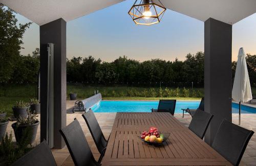 Divsici Villa | Oceanfront Vila Nora: Guest Rated 9.7/10 with Pool Access