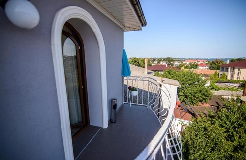 Techirghiol House | Vila Onasis: Guest Rated 9/10 & Family-friendly Amenities