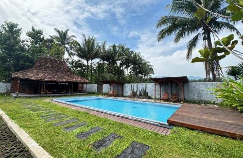 Borobudur Villa | Discover Vila Pandhappa: Family-Friendly with Pool Access