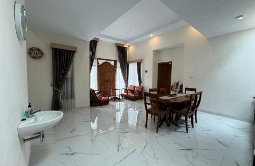 Borobudur Villa | Discover Vila Pandhappa: Family-Friendly with Pool Access
