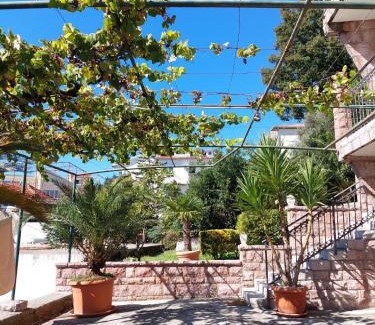 Topla Apartment | Idyllic Vila Pavlović with Oceanfront Views & Pet-Friendly Stays