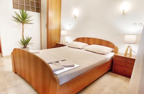 Topla Apartment | Idyllic Vila Pavlović with Oceanfront Views & Pet-Friendly Stays