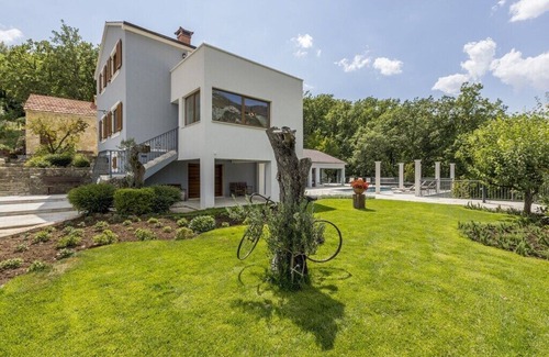 Omis Villa | Relaxing Retreat with Hot Tub, Sauna, and Heated Pool