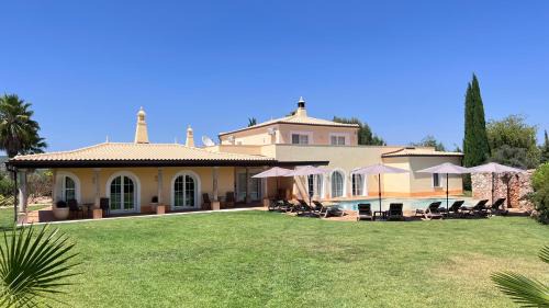 Silves Bed & Breakfast | Experience Vila Relaxmountain: 4-Star Poolside Retreat