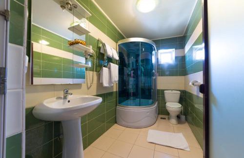 Alba Iulia House | Oceanfront Vila Steaua Nordului with Scenic Pool Views