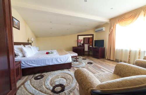 Alba Iulia House | Oceanfront Vila Steaua Nordului with Scenic Pool Views