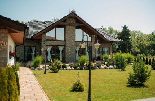 Velka Lomnica Villa | Inviting Vila Tomas: Family-Friendly with Hot Tub Access