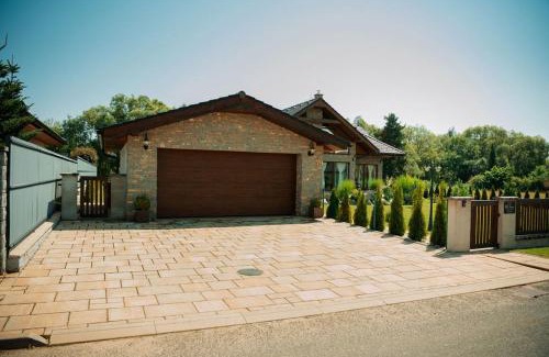 Velka Lomnica Villa | Inviting Vila Tomas: Family-Friendly with Hot Tub Access