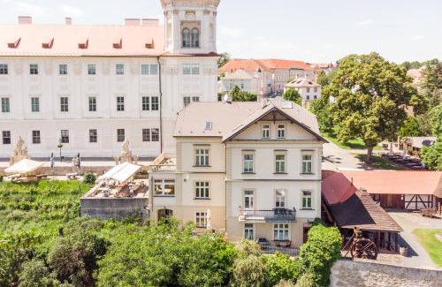 Kutna Hora Hotel | Discover Vila U Varhanáře: Highly Rated with Breakfast Included