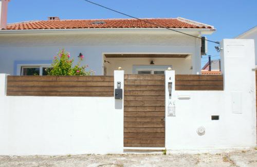 Charneca de Caparica e Sobreda House | Relax at Vila Vale Guest House: Surf, Yoga & Poolside Bliss
