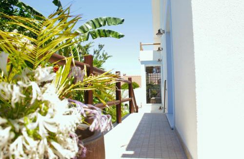 Charneca de Caparica e Sobreda House | Relax at Vila Vale Guest House: Surf, Yoga & Poolside Bliss