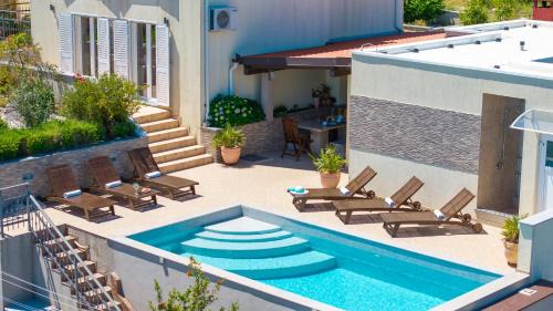 Cove Donja Krusica (Donje selo) Apartment | Vila Vita: Exceptional Oceanfront Escape with Pool & Breakfast