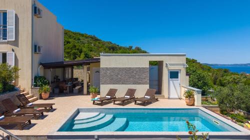 Cove Donja Krusica (Donje selo) Apartment | Vila Vita: Exceptional Oceanfront Escape with Pool & Breakfast