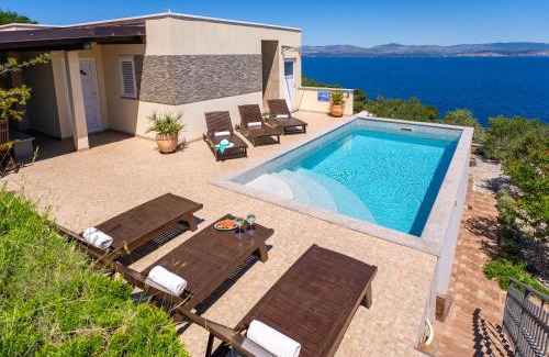 Cove Donja Krusica (Donje selo) Apartment | Vila Vita: Exceptional Oceanfront Escape with Pool & Breakfast