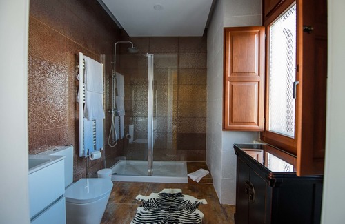 Eugaria Bed & Breakfast | Experience Vila Vitorino: 4-Star Getaway with Pool & Spa