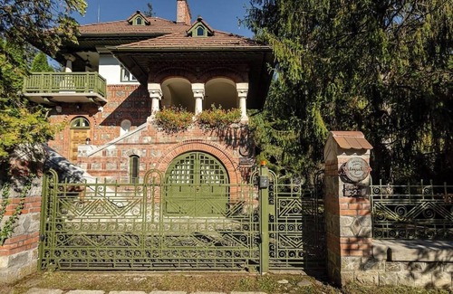 Sinaia Villa | Inviting Vilegiatura Guesthouse with Fireplace & Sauna