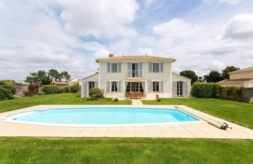 L'Aiguillon-sur-Vie Villa | Budget-Friendly Villa by the Golf Course with Pool & Spa