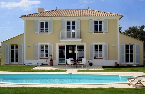 L'Aiguillon-sur-Vie Villa | Budget-Friendly Villa by the Golf Course with Pool & Spa