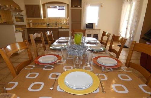 Saint-Paul-Trois-Chateaux Villa | Inviting Villa in Saint-Paul-Trois-Chateaux with Pool