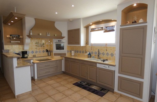 Saint-Paul-Trois-Chateaux Villa | Inviting Villa in Saint-Paul-Trois-Chateaux with Pool