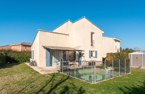 Saint-Saturnin-les-Avignon Villa | Villa 'Location En Provence' with Private Pool, Wi-Fi and Air Conditioning