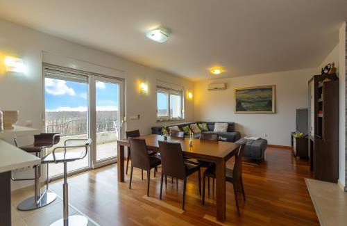 Svib Villa | Villa Čelinka: Relax by the Ocean with Family-Friendly Amenities