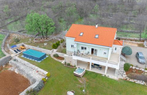 Svib Villa | Villa Čelinka: Relax by the Ocean with Family-Friendly Amenities