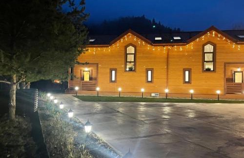 Mykulychyn Villa | Villa Затишна de luxe: Guest Rated 9.8 with Oceanfront Pool