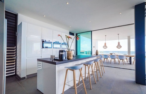 Jan Thiel Villa | Indulge in a Villa with Infinity Pool & Ocean Views