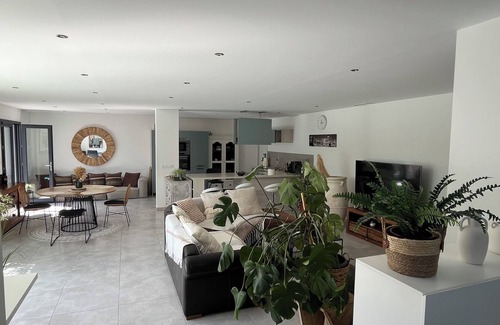 Camaret-sur-Aigues House | Elegant Villa with Pool and Lake Views in Provence