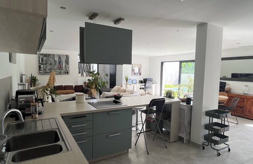 Camaret-sur-Aigues House | Elegant Villa with Pool and Lake Views in Provence