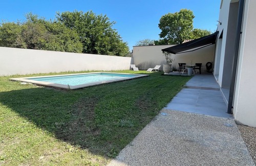 Camaret-sur-Aigues House | Elegant Villa with Pool and Lake Views in Provence
