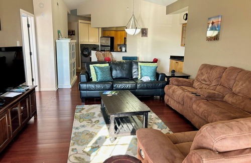 Lago Vista Condo | Villa 1308: Panoramic Lakeview Retreat with Private Grill