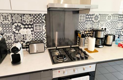 Pau Nord Villa | Relaxing Villa for 15 with Garden, Parking & Child Friendly
