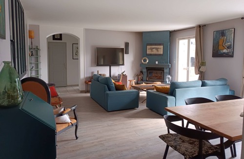 Saint-Aubin-de-Medoc House | Elegant Villa with Pool Near Ocean and Bordeaux