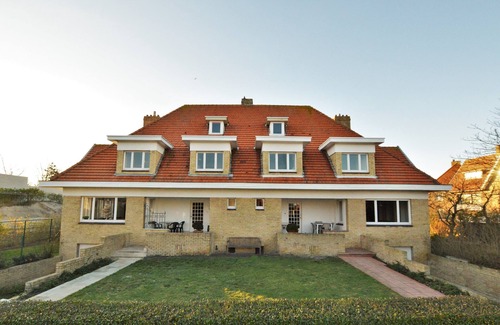 Nieuwpoort-Bad Villa | Spacious Villa for 20, Steps from the Sea with Pool