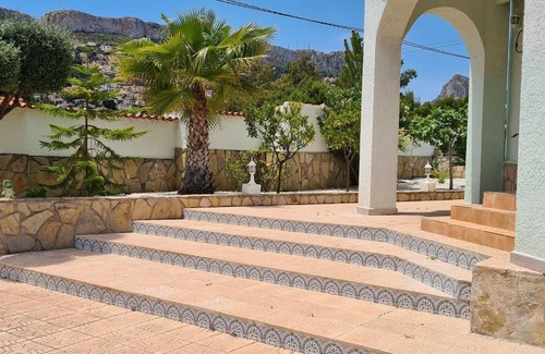 La Canuta Villa | Beautiful Villa Steps from the Beach with Ocean View