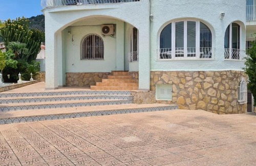La Canuta Villa | Beautiful Villa Steps from the Beach with Ocean View