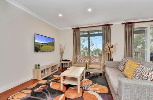 Pokolbin Villa | Family-Friendly Villa 2br Frambois in Cypress Lakes Resort