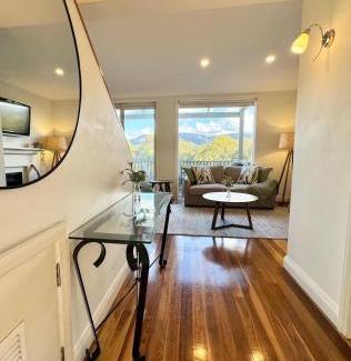 Pokolbin Villa | Relaxing Mountain View Retreat at Cypress Lakes Resort