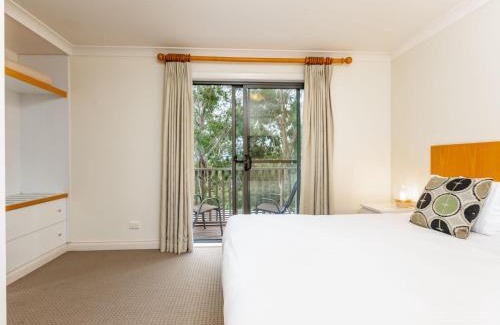 Pokolbin House | Elegant 2BR Riesling Villa at Cypress Lakes Resort