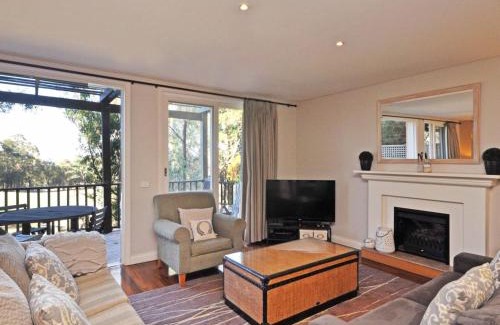 Pokolbin Villa | Relaxing 3BR Villa in Cypress Lakes Resort with Pool
