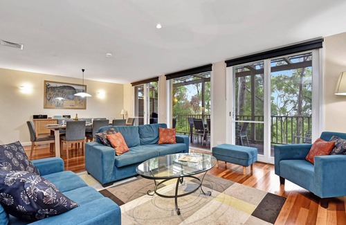 Pokolbin Villa | Elegant 3BR De Saran Villa at Cypress Lakes Resort