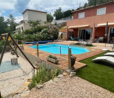 Taradeau Villa | Villa 3ch: Poolside Retreat with Scenic Views & Pet Friendly