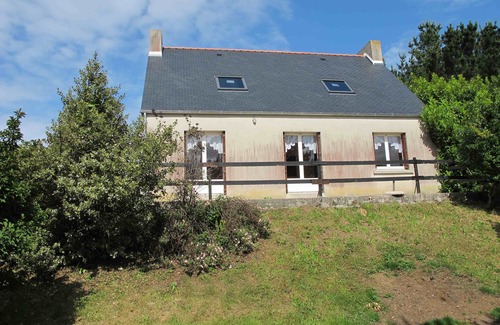 Roscanvel Villa | Peaceful Villa for 4 with Ocean View & Vast Garden