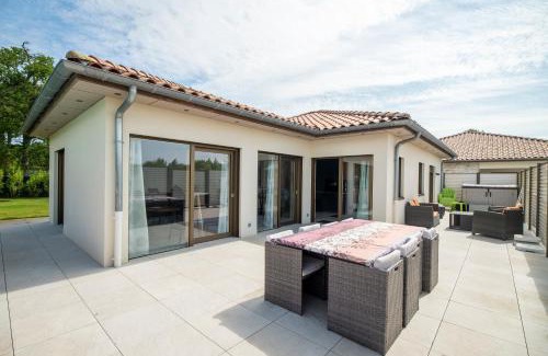 Messanges Villa | Elegant Villa with Pool in Tranquil Area Near the Ocean