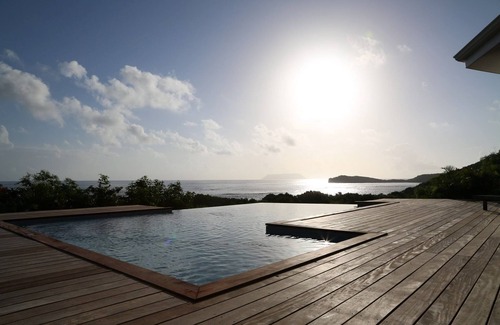 Saint-Francois House | Inviting Villa with Ocean View and Pool in Saint-François